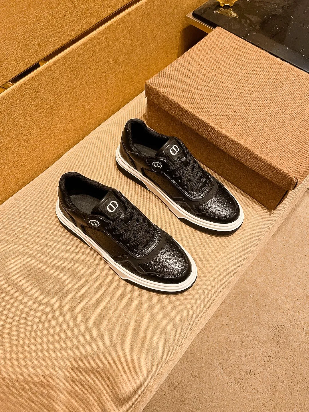 Men's shoes💰 440💰[Dior]🔥 High-end men's shoes brand official website 1:1 latest masterpiece: the upper is made of Italian imported first-layer cowhide with a comfortable and breathable lining➕original non-slip and wear-resistant outsole🔥, making walking more convenient and comfortable! An exclusive new model, a stunning work, a beautiful 1:1 replica [color] compared to the official quality! Create a fashionable personality to set off your uniqueness! A must-have for trendy men! Classic 🔥 Size: 38-44 Color: 🔥 2⃣️ colors available 🔥.
